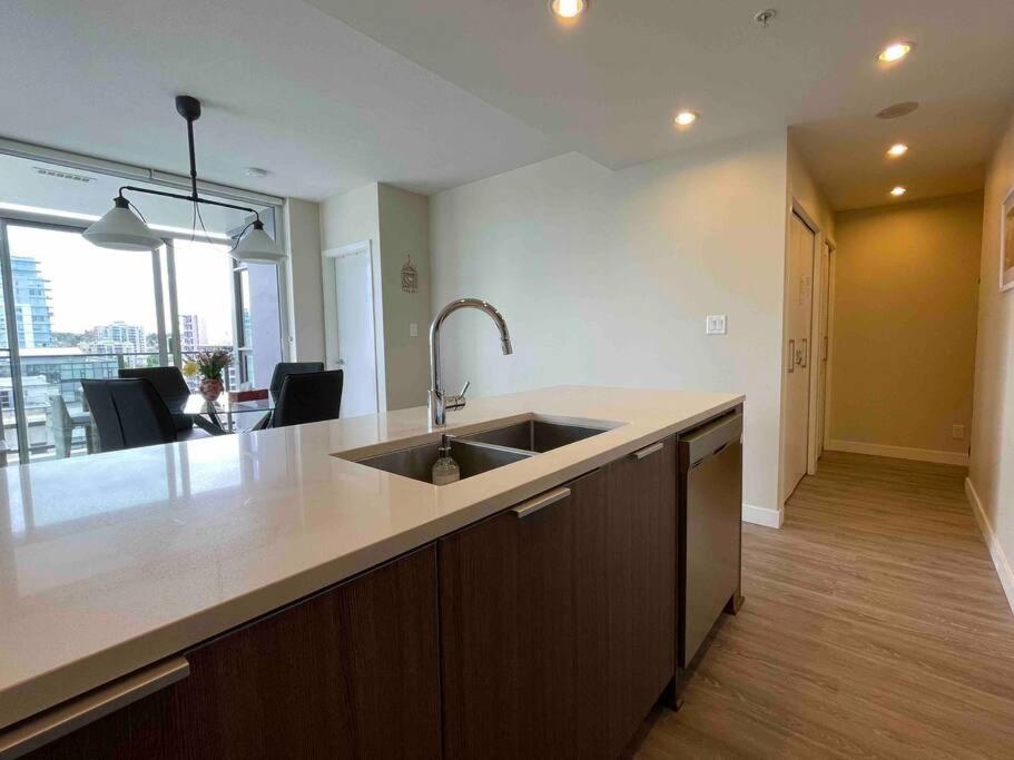Modern 2 Bedroom Ocean Views Victoria Downtown Free Parking Buitenkant foto