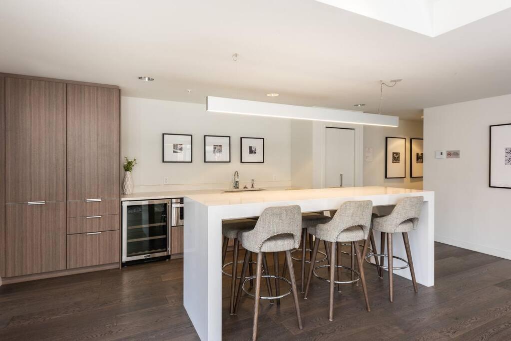 Modern 2 Bedroom Ocean Views Victoria Downtown Free Parking Buitenkant foto